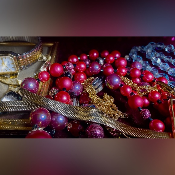 Vintage jewelry lot with Vintage Jewelry Box. - Picture 13 of 16